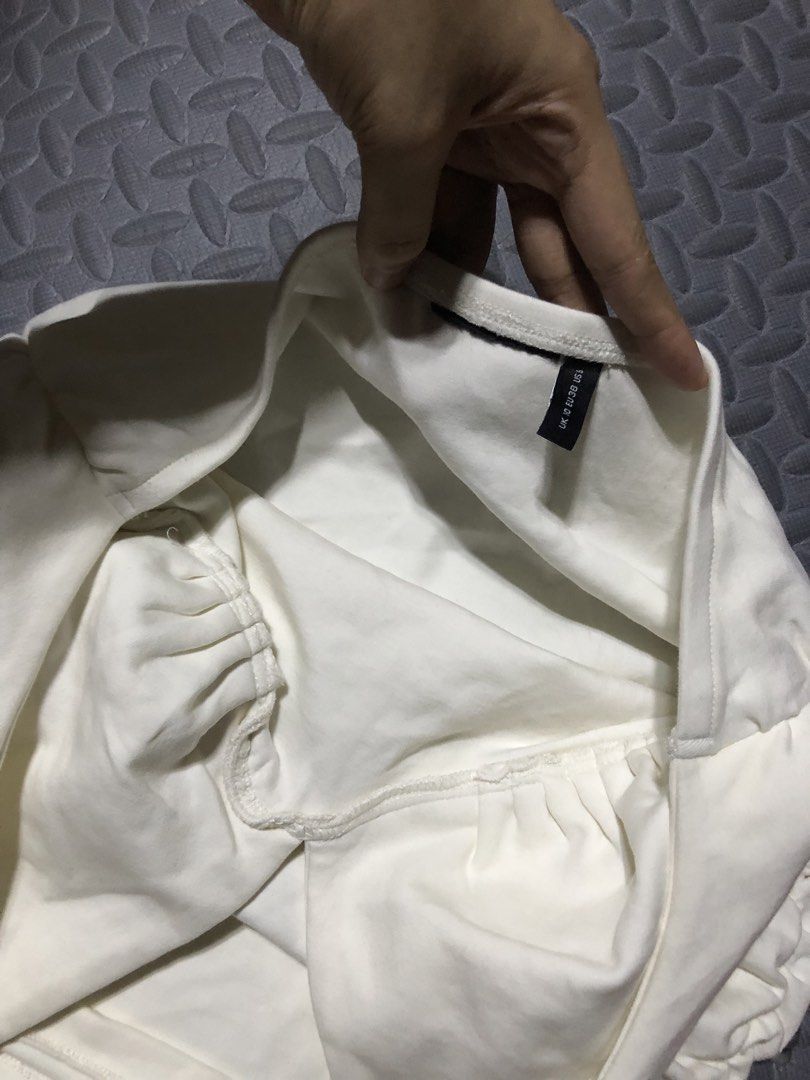 Cotton On Halter Top (Cut Tag) (Category: Sleeveless) located in Manila. Submitted by nadz.28 (Listing ID 1466035975, Image 3). Description: auth CO (over 🏃‍♂️) super kapal ng tela .