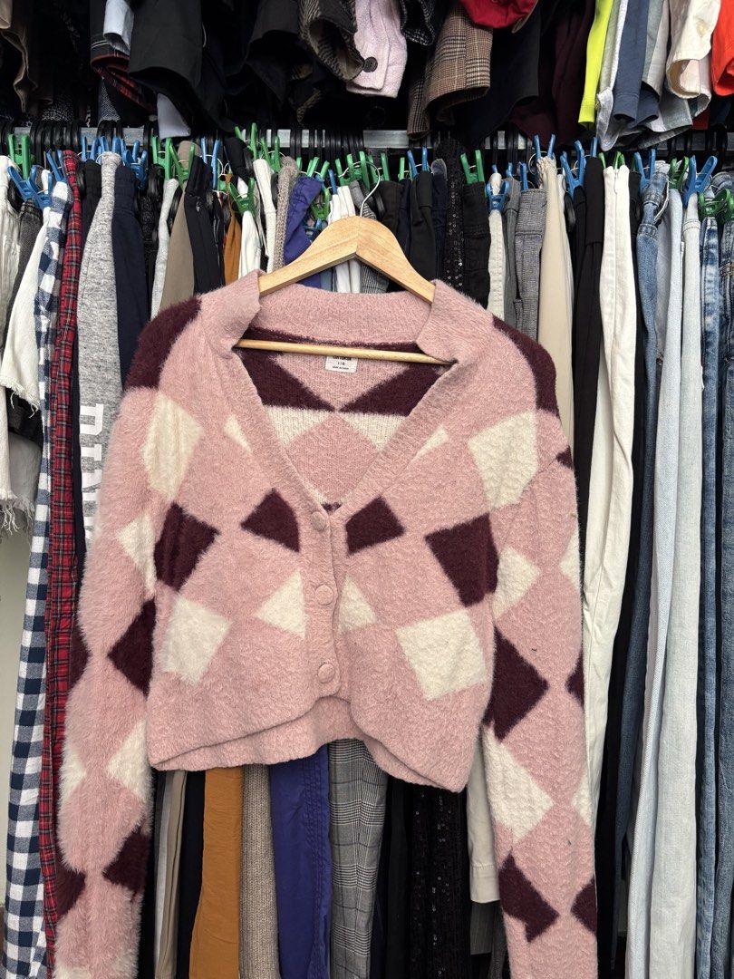 COTTON:ON cardigan (Category: Coats, Jackets and Outerwear) located in Pila. Submitted by isabelasthriftclothes (Listing ID 1466105627, Image 1). Description: .