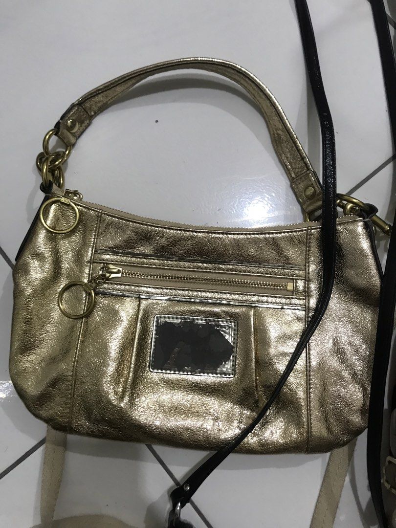 Couch take all (Category: Shoulder Bags) located in Balete No 2. Submitted by troyesybang (Listing ID 1465963067, Image 2). Description: Take all bundle sale may mga issue usages yun gold na poppy bakbak yun creed pouch harap at loob Yun satin na printed gasgas o hardware yun sling ok nmn pati wallet na brown Bawal na bawal sa maselan Posting as is All auth Select accounts only baka qumuota me .