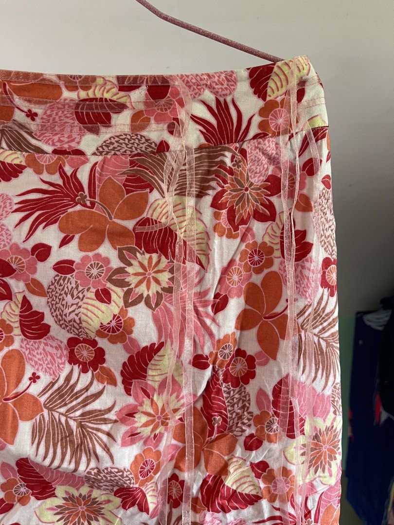Cozzi Pink Floral Skirt (Category: Skirts) located in Baybay. Submitted by shikita27906 (Listing ID 1466029473, Image 2). Description: .