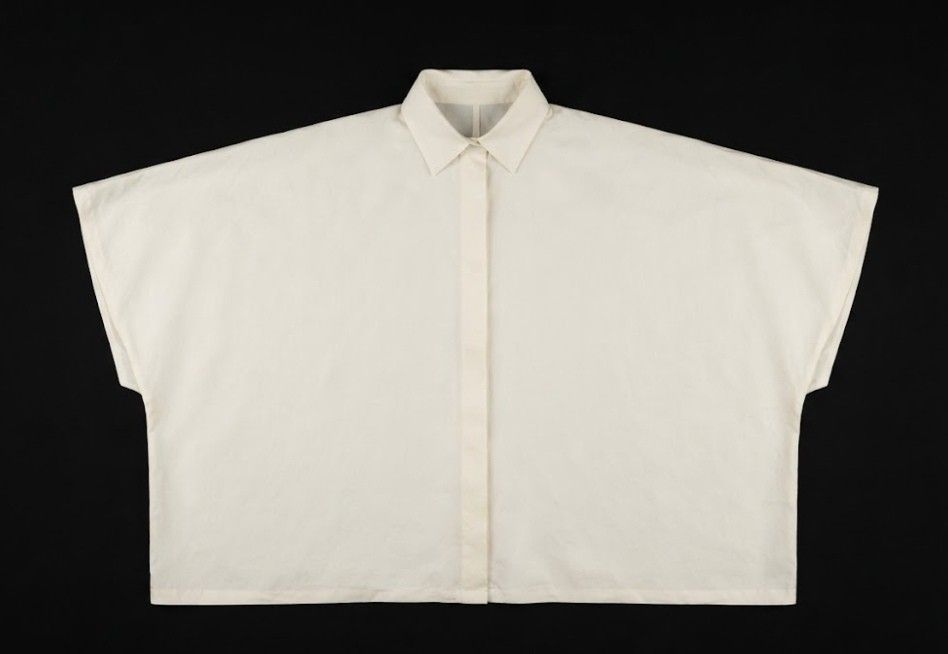 Cream Boxy Short Sleeve Button-Up Shirt (Category: Shirts) located in Donsol. Submitted by saksthriftavenuebyluckymaria8 (Listing ID 1466093767, Image 2). Description: - Color: Cream (neutral tone) - Design: Classic collar with concealed button placket - Sleeves: Short, wide sleeves - Fit: Relaxed and boxy through the body - Style: Clean, minimalist look - Versatility: Easy to pair with wide-leg trousers or denim chest 38in length 24in .