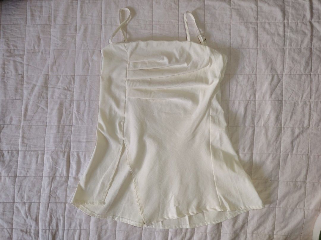 Cream Pleated Bust Top with Side Slit (Category: Sleeveless) located in Tarlac. Submitted by your_finds (Listing ID 1466011308, Image 1). Description: Description: - S-M ang size - Color cream - Smocked sa likod - Adjustable ang straps - Side Slit Condition: 10/10 / Excellent condition Medida size (inch) Bust: 33-35 Length: 18.5.
