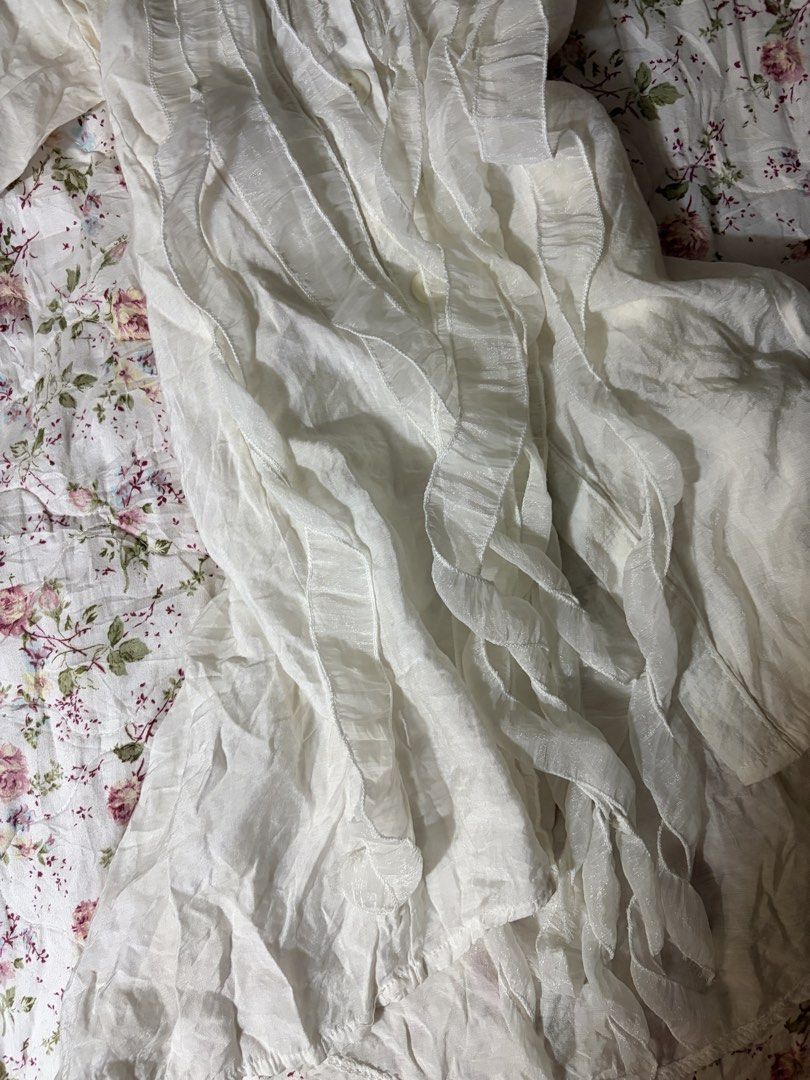 Cream Ruffled Tunic Dress (Category: Dresses) located in Muntinlupa City. Submitted by herellas0504 (Listing ID 1466113766, Image 3). Description: Cream Ruffled Tunic Dress Mine: ₱20 ———————— xs-med no issue, need wash only SALE.