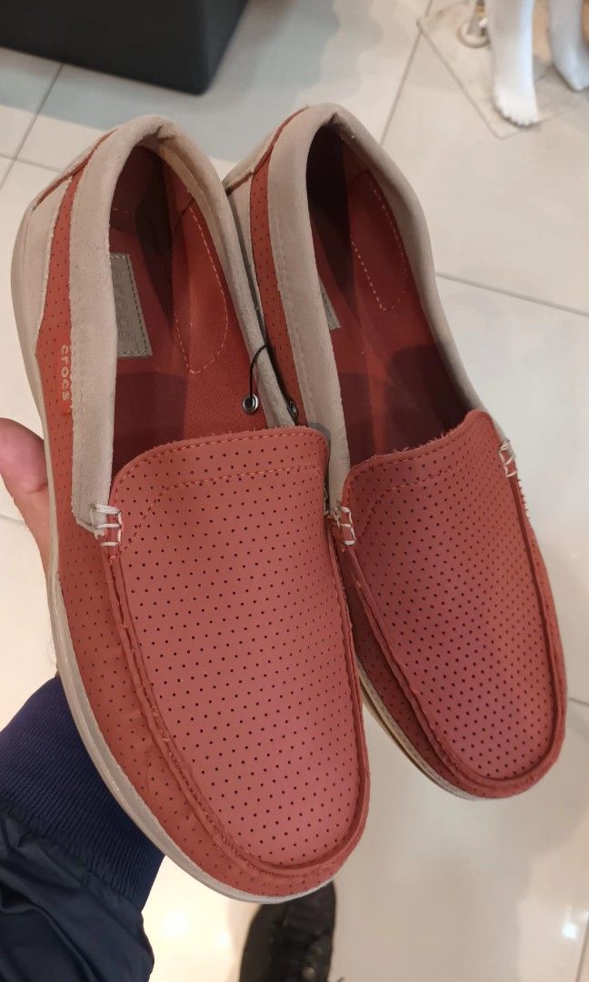 Crocs (Category: Sneakers) located in Tagum. Submitted by edmundopil44797 (Listing ID 1465978551, Image 3). Description: .