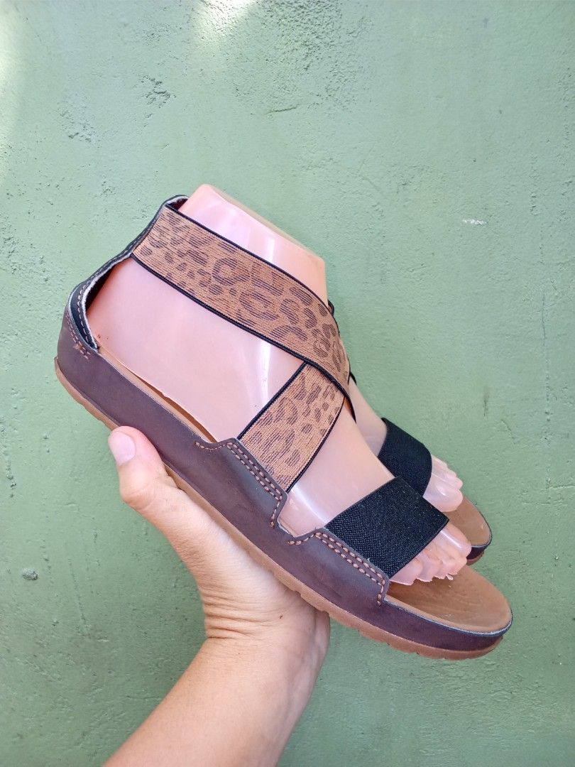 Crocs (Category: Flats & Sandals) located in General Santos City (Dadiangas). Submitted by ukayonlineshoppe (Listing ID 1465995311, Image 3). Description: 24cm 9/10 condition.