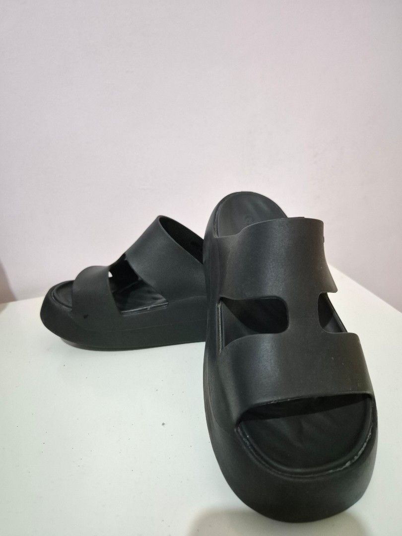 Crocs Black Getaway Platform H-Strap Sandals (Category: Sandals) located in Angeles City. Submitted by bloomingals (Listing ID 1466018973, Image 2). Description: Crocs Getaway platform sandals in black. H-strap design with thick comfortable soles. Women's size 6. Easy slip-on style with classic lightweight foam construction. Clean condition overall, minimal wear on the tread. Great option for casual daily wear..