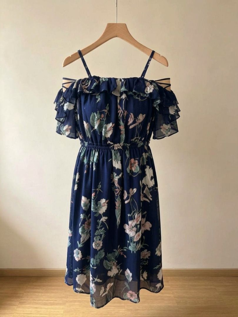 Dark Blue Floral Spaghetti Strap with Strap in Sleeves (Category: Dresses) located in Manila. Submitted by meedclothing (Listing ID 1466100543, Image 1). Description: - Garterized waist. - With strap in sleeves 📌 PLEASE READ BEFORE ORDERING: ⏳ Reservation: Strictly 2 days only 📦 Shipping: Everyday except Sundays & holidays ♻️ Condition: Pre-loved / used item ❌ No cancellation of orders 💰 Fixed price IMPORTANT NOTE: Since this is a pre-loved/us