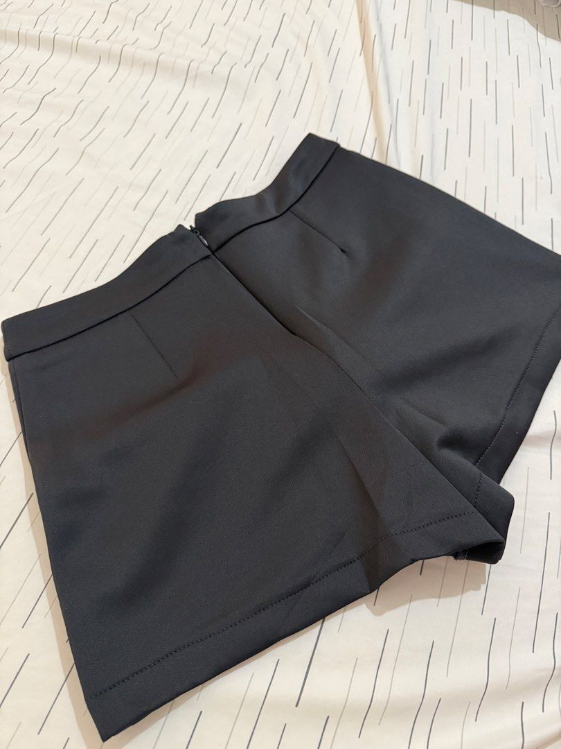 Dark Gray Skort (No Brand) (Category: Skirts) located in Quezon City. Submitted by xoxobuy (Listing ID 1465961045, Image 2). Description: NO ISSUES, GOOD AS NEW.