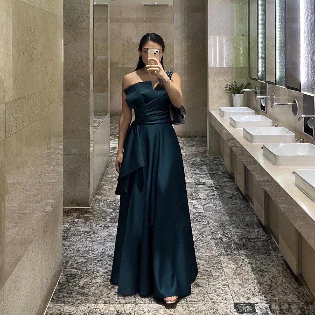 Dark Green / Emerald One-Shoulder Evening Gown (Category: Evening dresses & gowns) located in Quezon City. Submitted by selling.thingzzz (Listing ID 1466084162, Image 1). Description: FOR RENT: ₱2,500 DEPOSIT: ₱4,000 (max of 3 days) for reference: fit: 34 - 26 - 35 length: 5'3 + 3.5" heels Color: Dark green Style: One-shoulder with asymmetrical structured bodice and layered waist detail Silhouette: Fitted waist with a flared, floor-length skirt C