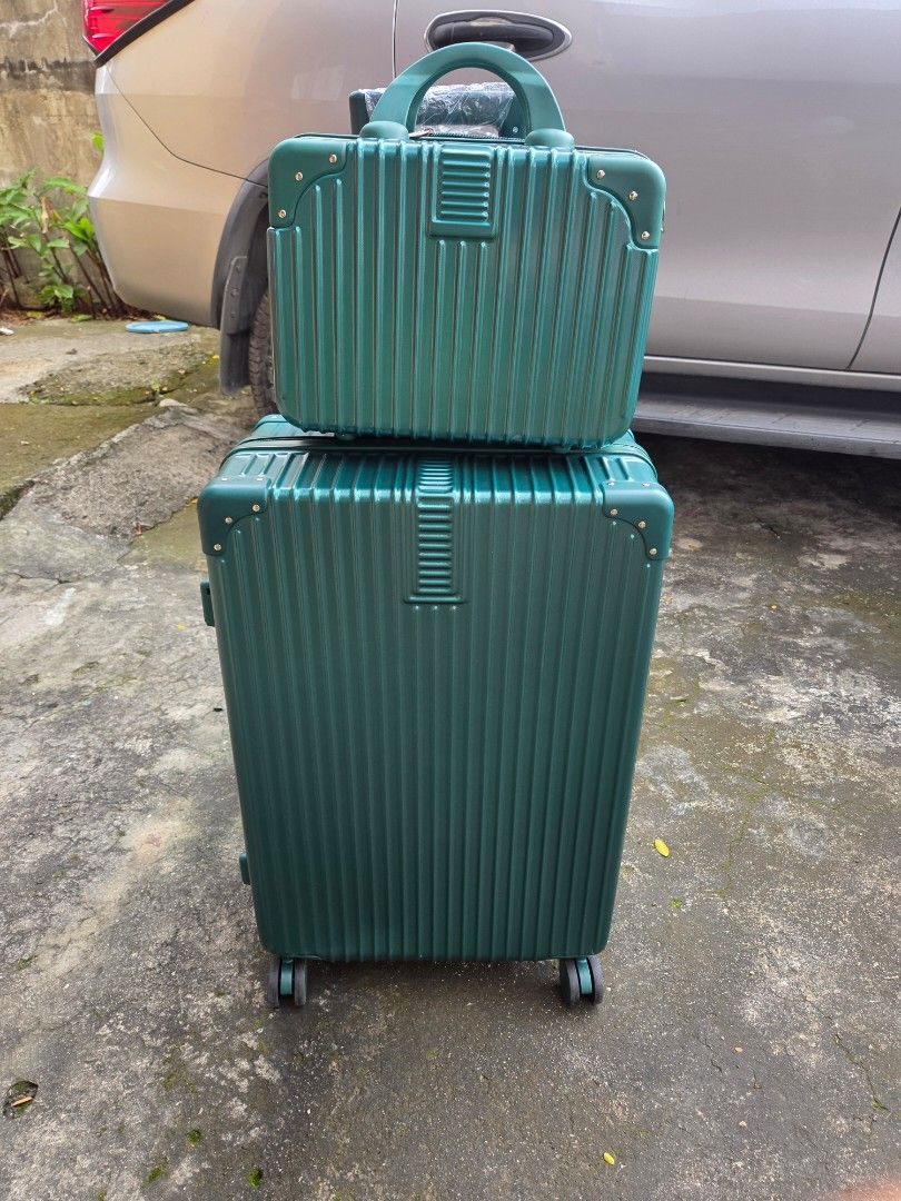 Large luggage bag set 28inch Maleta Large Check in luggage bags checkin luggage bags trolley bag large travel bag (Category: Luggage) located in Valenzuela. Submitted by heatnotburn (Listing ID 1466102976, Image 1). Description: - Dark green hardshell suitcase with a matching smaller vanity case - Trendy ribbed exterior design with reinforced metal corners for extra durability - Retractable handle featuring a built-in USB charging port for on-the