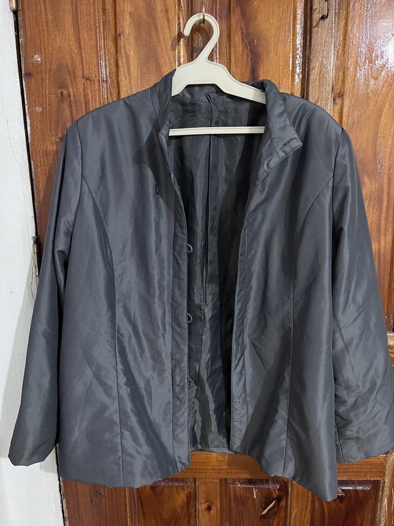 Dark Grey Open Front Jacket (Category: Coats, Jackets and Outerwear) located in Baguio. Submitted by gbwardrobe (Listing ID 1466094978, Image 2). Description: - Color: Dark grey - Design: Open front with collar neckline and button loop placket - Fit: Classic tailored cut with long sleeves - Lining: Fully lined inside - Fabric: Clean with a slight sheen - Styling: Easy to layer over workwear or casual tees.