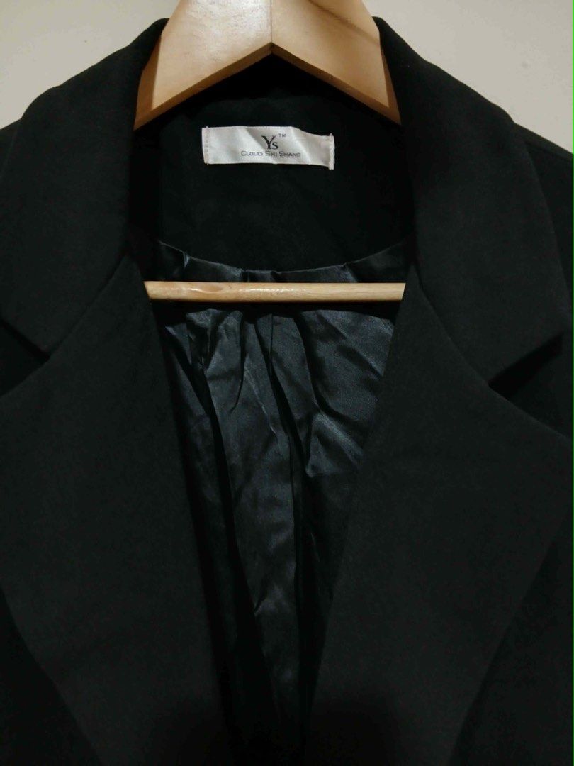 Dark Textured Blazer (Category: Coats, Jackets and Outerwear) located in Mexico. Submitted by studioleraph (Listing ID 1465988698, Image 2). Description: Measurements: Shoulder: 14 Chest: 18 Length: 27.2 Arm Hole: 12 🛍️ Perfect for your personal wardrobe 🫶 👗 The actual item being sold is the original garment shown in the product photos. Small differences in fit, drape, color, texture, or details may occur. 💌 Condition: • Preloved; Please wash