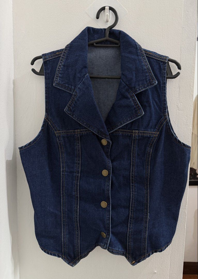 Dazy Denim Top (Category: Sleeveless) located in Makati City. Submitted by mtcfashionfinds (Listing ID 1465966729, Image 2). Description: Bust: 34 in Length: 20 in Size: Large.