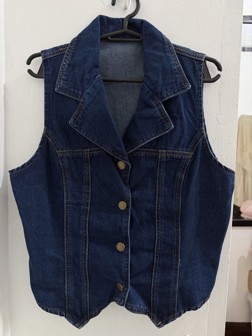 Dazy Denim Top (Category: Sleeveless) located in Makati City. Submitted by mtcfashionfinds (Listing ID 1465966729, Image 1). Description: Bust: 34 in Length: 20 in Size: Large.