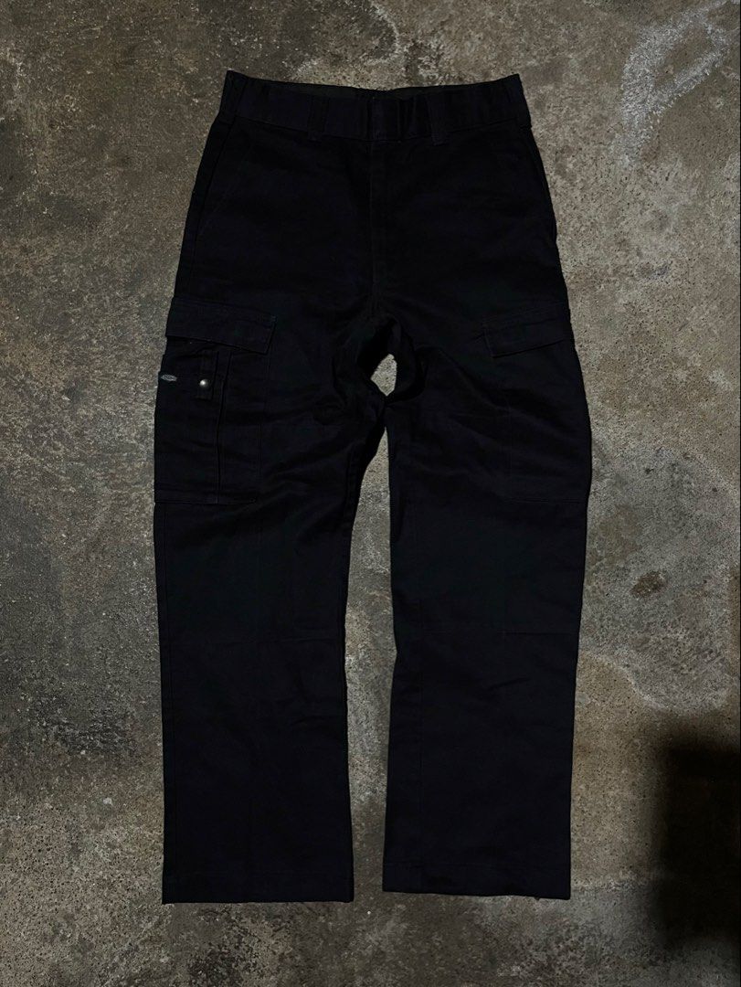 DICKIES CARGO PANTS (Category: Coats, Jackets and Outerwear) located in Santa Cruz. Submitted by redviar2000 (Listing ID 1466120732, Image 1). Description: EXCELLENT CONDITION NO ISSUE DIMES- W-29-30 L-40.5 Lo-9.