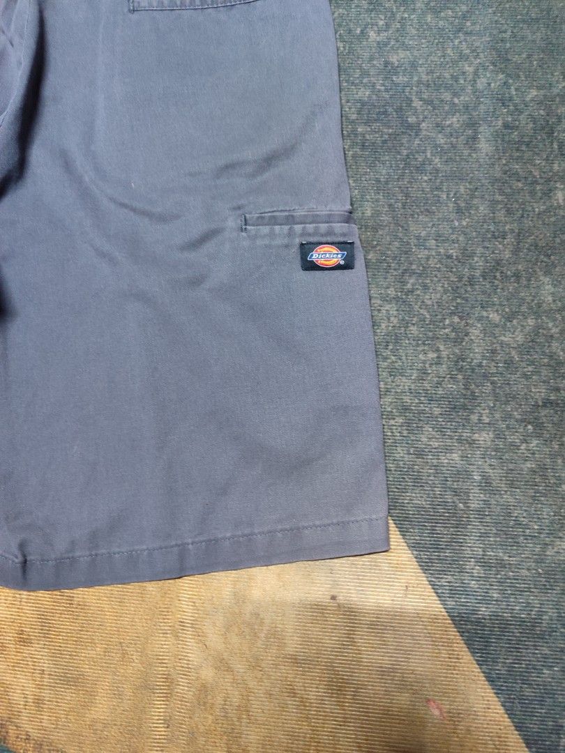 Diekies (Category: Shorts) located in Rantau Panjang. Submitted by lanbundle35 (Listing ID 1466029193, Image 3). Description: Diekies short saiz manual 36 labuh 22 kondisi 8.7/10 ada kesan cat sikit.