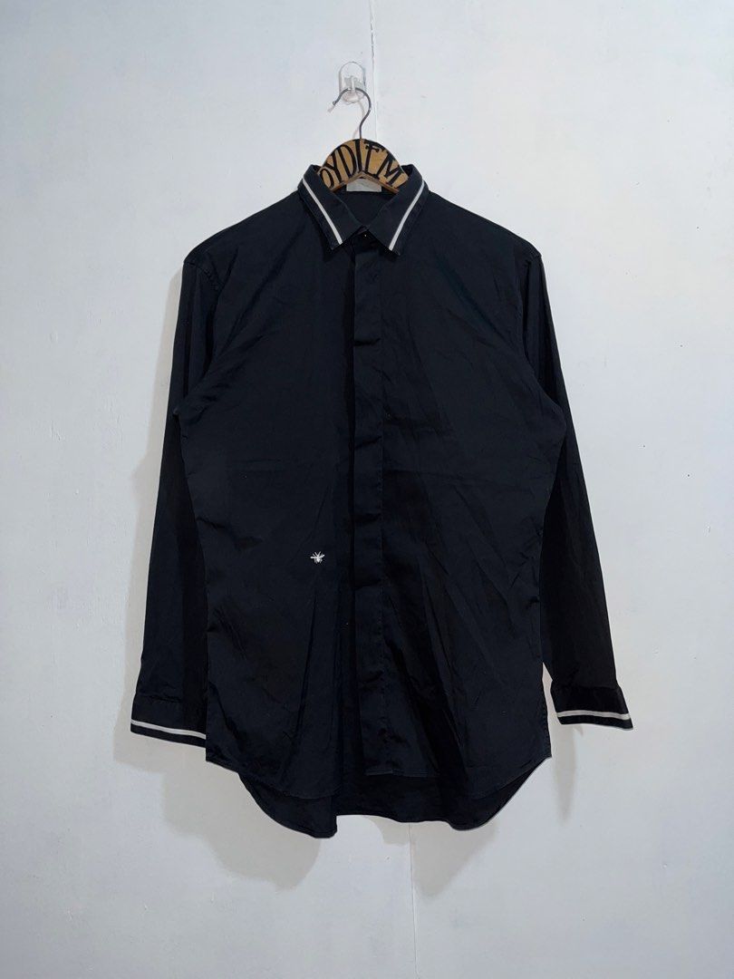 dior bee polo button down (Category: Coats, Jackets and Outerwear) located in Manila. Submitted by lloydiemmfmannn (Listing ID 1466063829, Image 1). Description: dior bee logo polo button down sz XL on tag w20.5 l29 b31 sleeve22.5 flaws: pasay location ig: ALLIN.THRIFT.