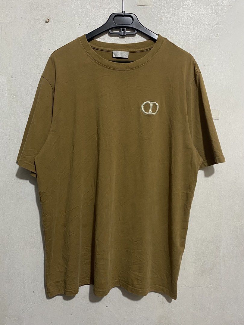 Dior CD Icon T-shirt, (Category: Tshirts & Polo Shirts ) located in Caloocan City. Submitted by alexahvaldez (Listing ID 1466037280, Image 1). Description: 24 width 28 length like new condition pwede pang alis no issue dm me ur sure offer📲.