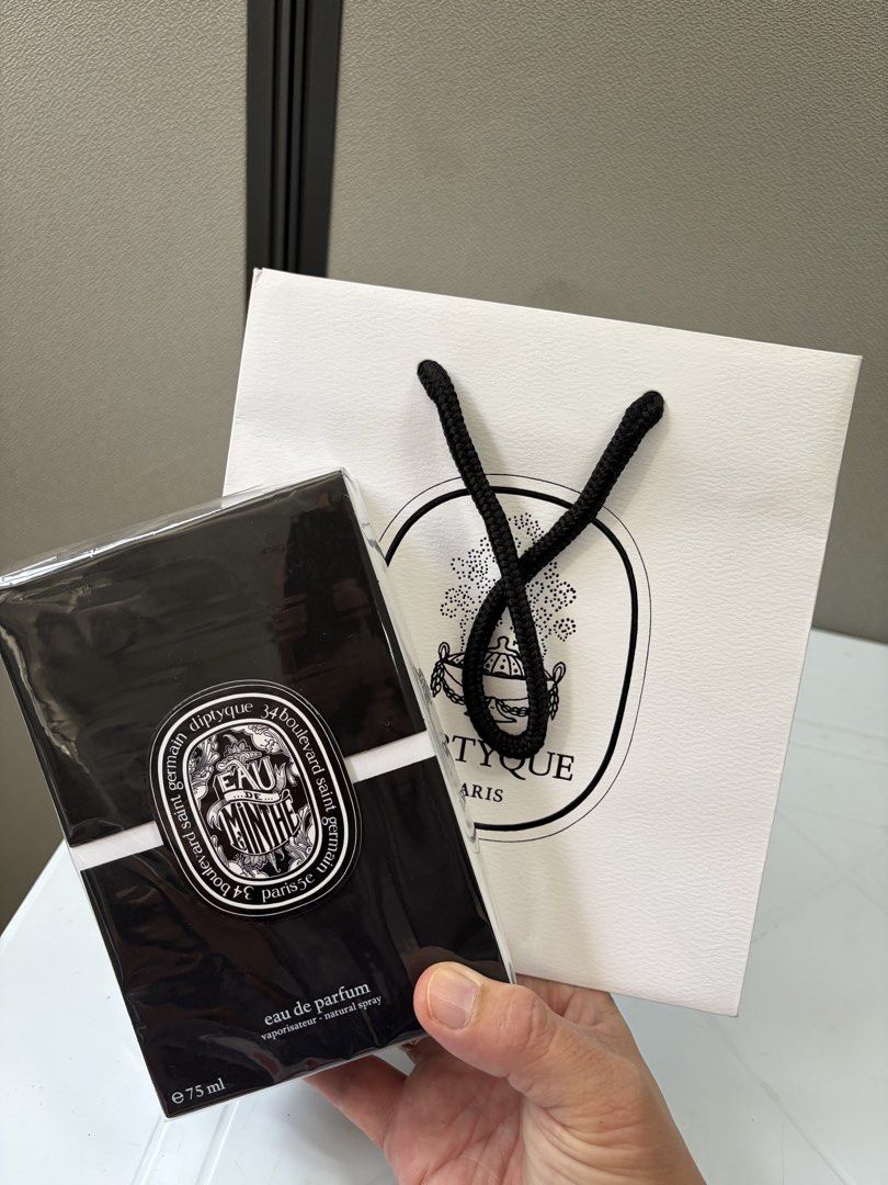 Diptyque Eau de Minthe Eau de Parfum 75ml (Category: Fragrance & Deodorants) located in Cebu City. Submitted by boldcat-4f6b (Listing ID 1465972402, Image 2). Description: - Brand: Diptyque - Fragrance: Eau de Minthe (Eau de Parfum) - Size: 75ml - Condition: Brand new, factory sealed in original plastic wrap - Inclusions: Matching Diptyque boutique paper gift bag - Details: Fresh mint scent profile, authentic packaging with clear barcode and batc