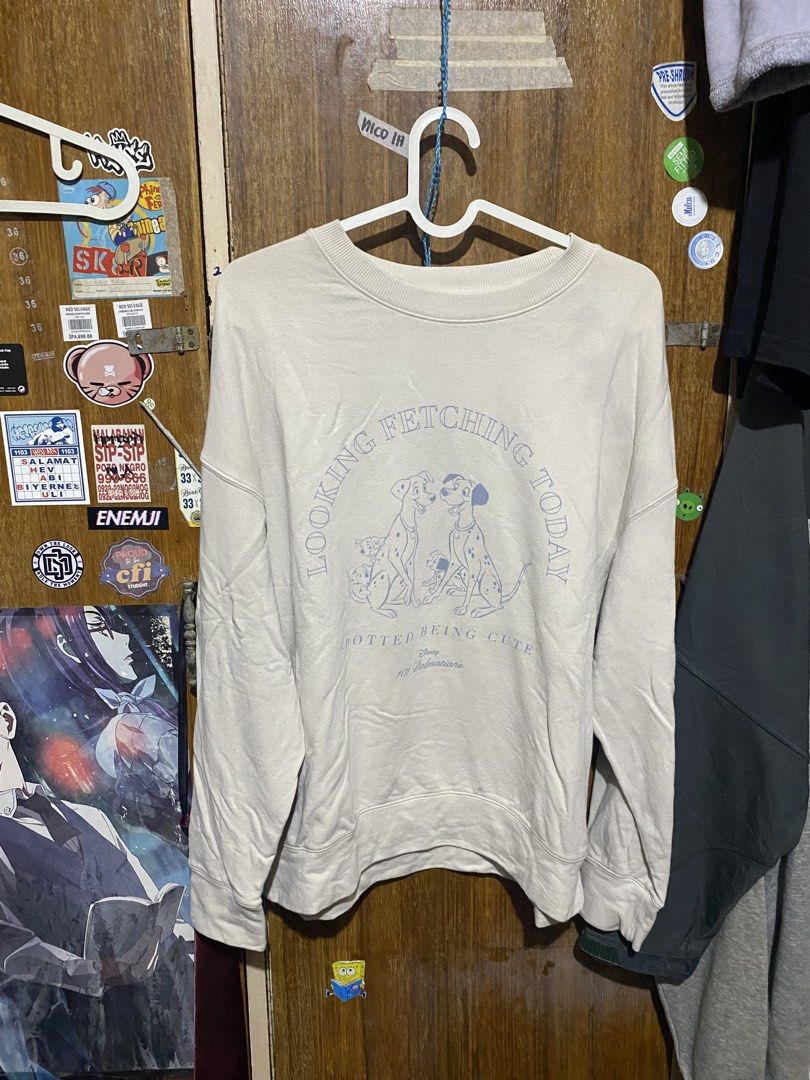 Disney 101 Dalmatians Looking Fetching Today Sweatshirt (Category: Coats, Jackets and Outerwear) located in Imus. Submitted by frootiloots4103 (Listing ID 1466002256, Image 1). Description: - Color: Cream - Design: Disney 101 Dalmatians graphic with 'LOOKING FETCHING TODAY SPOTTEY BEING CUTE' text - Interior: Soft and cozy fleece lining - Details: Ribbed collar, cuffs, and hem - Measurements: 24 inches width x 27 inches length - Condition: Great 