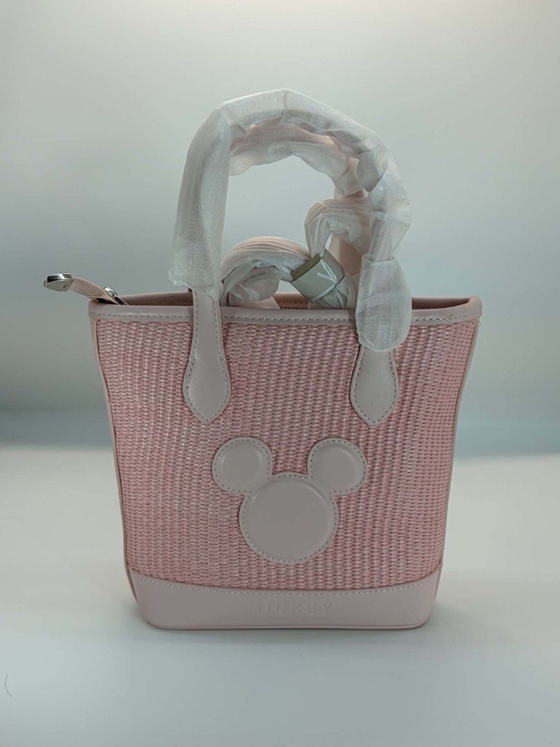 Disney Bag authentic (Category: Cross-body Bags) located in Bulacan. Submitted by karisma_noverra (Listing ID 1466073568, Image 1). Description: Authentic disney bag comes with the box 1900 retail price selling for 1500 nalang Maganda panggift.