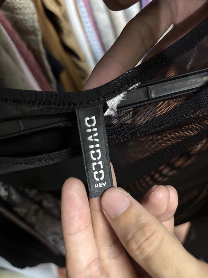 divided h&m mesh croptop longsleeves (Category: Longsleeves) located in Pila. Submitted by isabelasthriftclothes (Listing ID 1466095143, Image 2). Description: .