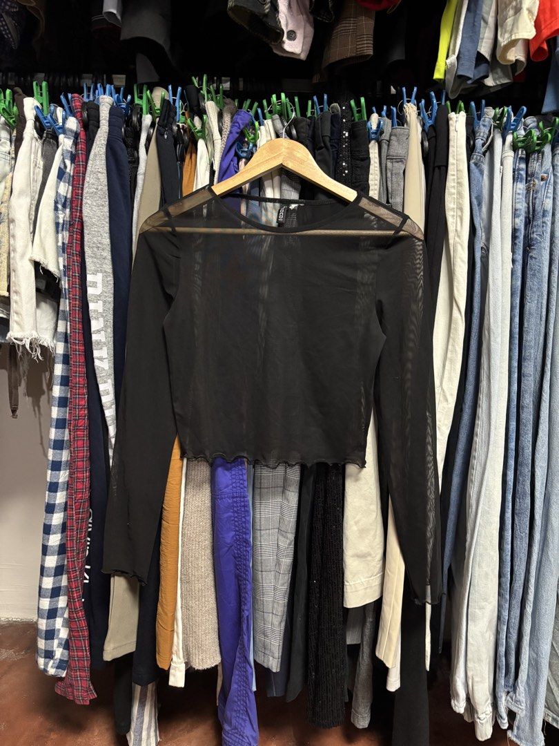 divided h&m mesh croptop longsleeves (Category: Longsleeves) located in Pila. Submitted by isabelasthriftclothes (Listing ID 1466095143, Image 1). Description: .