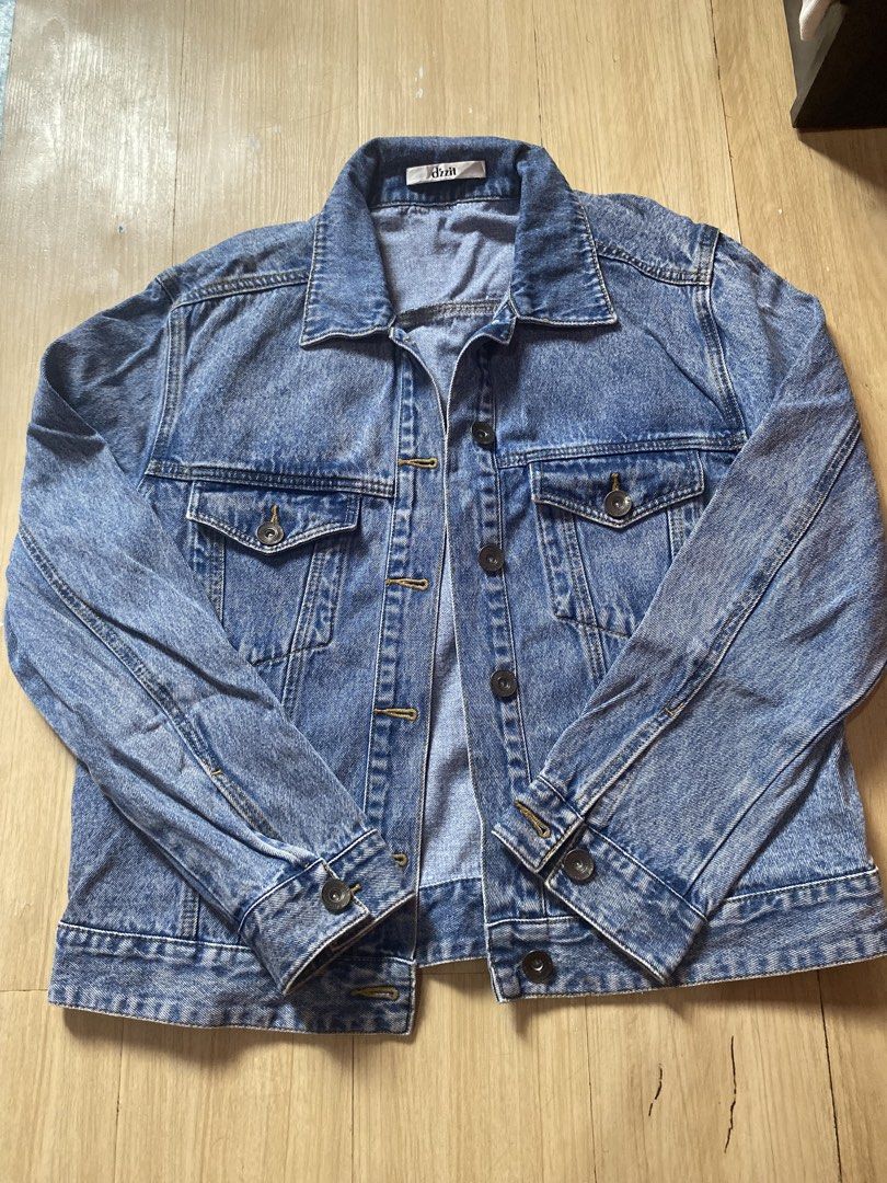 dizzit blue denim jacket (Category: Coats, Jackets and Outerwear) located in Tanauan. Submitted by rie098 (Listing ID 1466040600, Image 2). Description: - Brand: dizzit - Color: Classic blue - Material: Heavy-duty cotton - Closure: Button-up front with metal hardware - Pockets: Two chest flap pockets - Features: Structured collar, versatile layering piece.