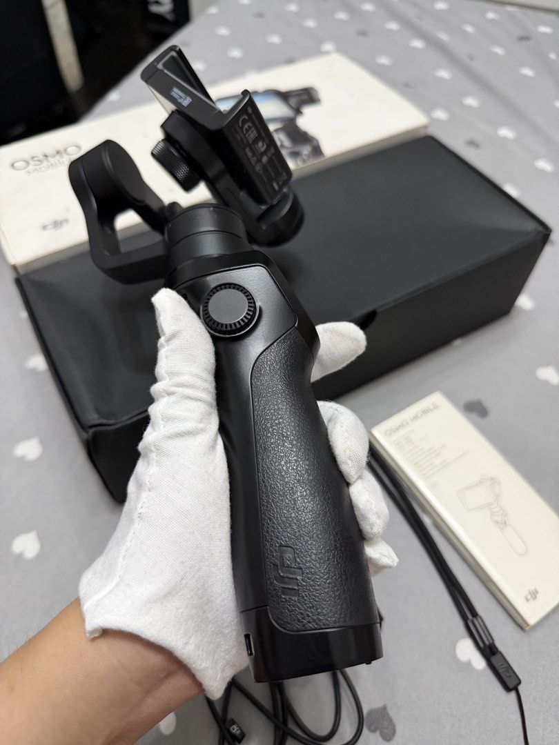 DJI OSMO Mobile Gimbal Stabilizer with stand (Category: Gimbals & Stabilizers ) located in Taytay. Submitted by mipreluxe2 (Listing ID 1465962718, Image 3). Description: DJI OSMO Mobile Gimbal Stabilizer In very good condition Comes with stand With receipt.
