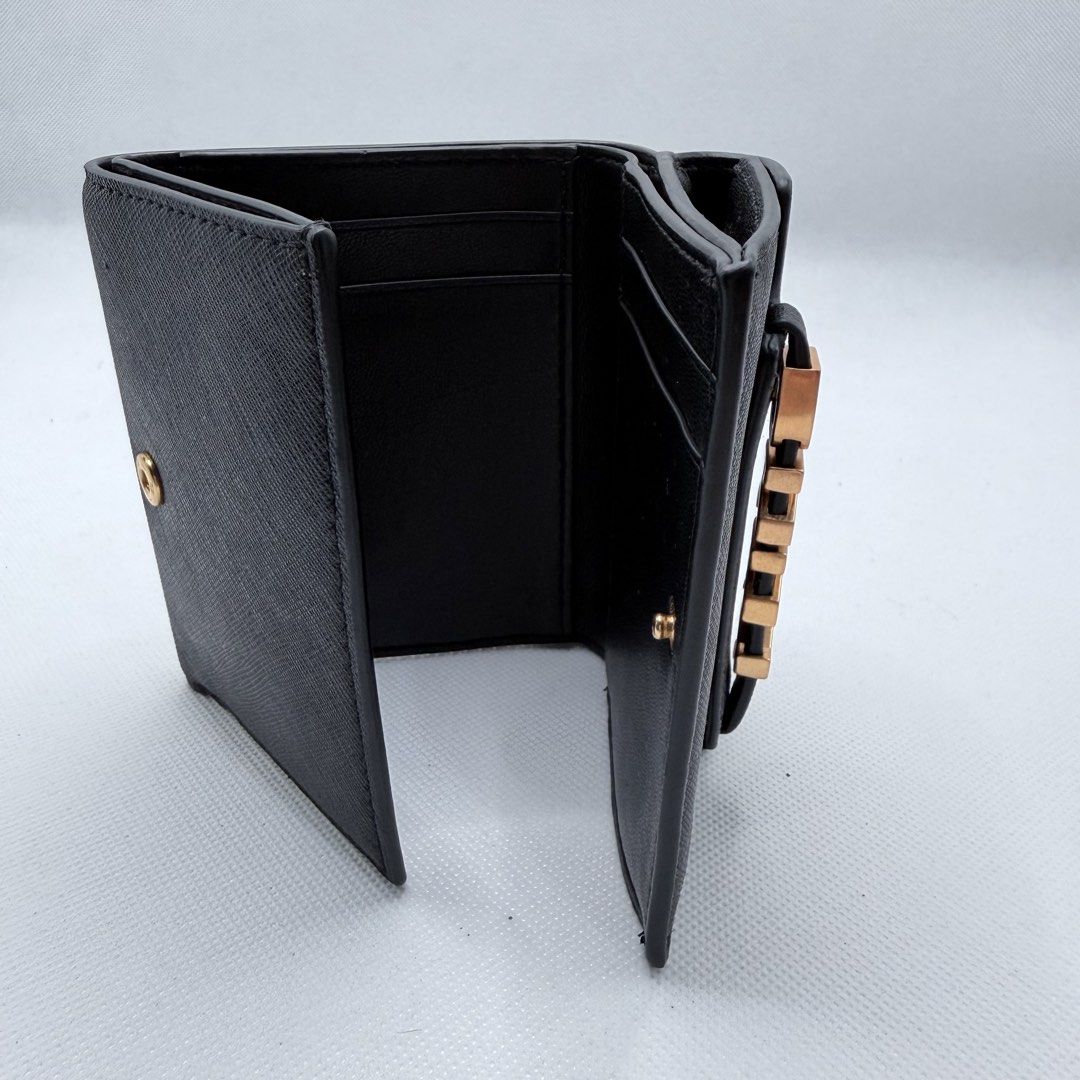 Dkny Orig Tri-fold Wallet (Category: Wallets & Card holders) located in Quezon City. Submitted by ajandstevenshopscorner (Listing ID 1466039909, Image 3). Description: May minor flaws lang not noticeable.
