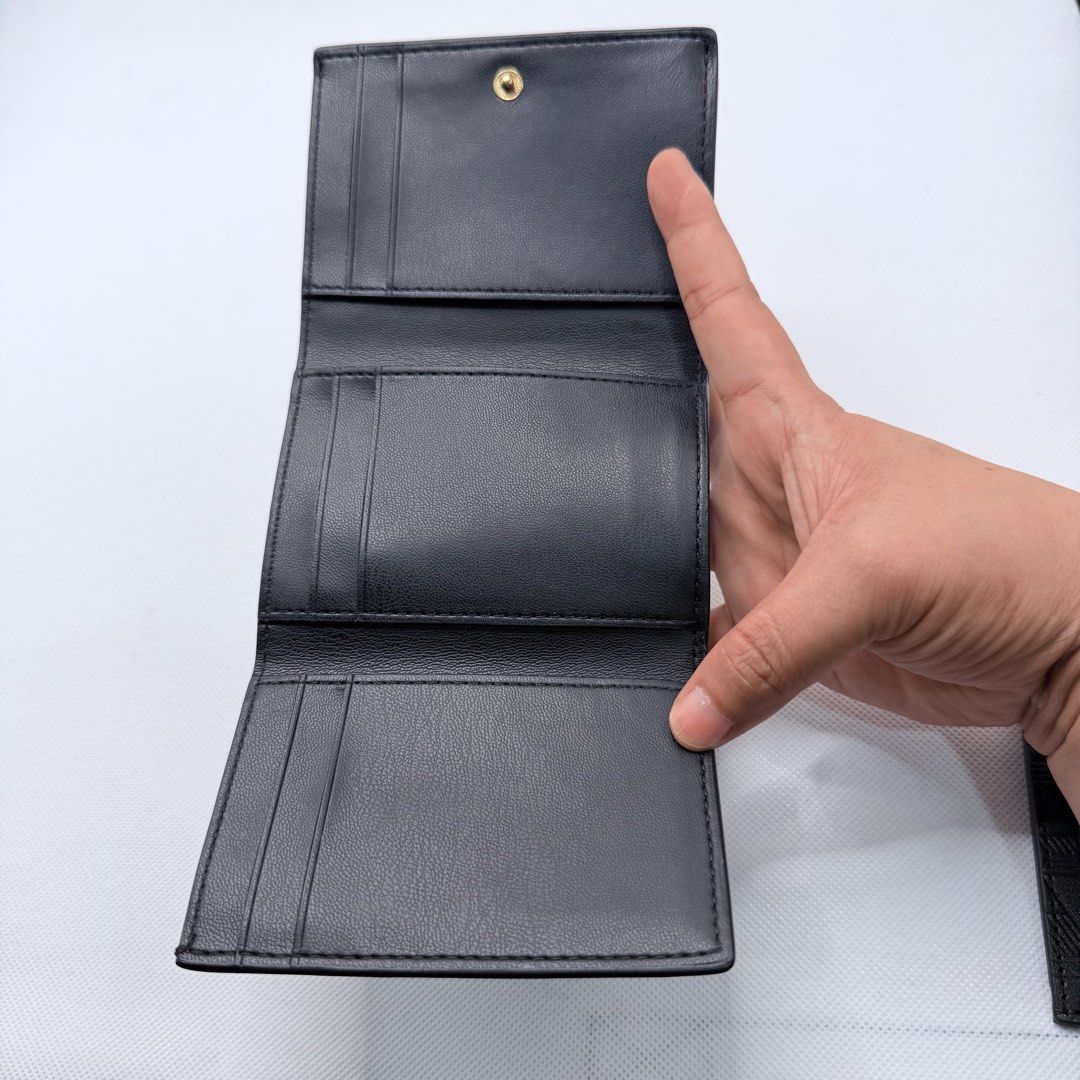 Dkny Orig Tri-fold Wallet (Category: Wallets & Card holders) located in Quezon City. Submitted by ajandstevenshopscorner (Listing ID 1466039909, Image 2). Description: May minor flaws lang not noticeable.