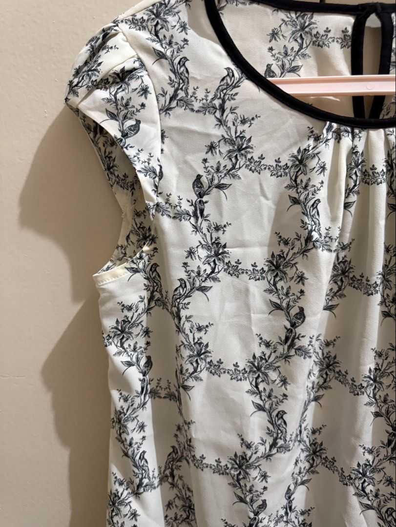 Dorothy Perkins blouse (Category: Blouses) located in Makati City. Submitted by prebykris (Listing ID 1466137957, Image 2). Description: Used once RFS: decluttering.
