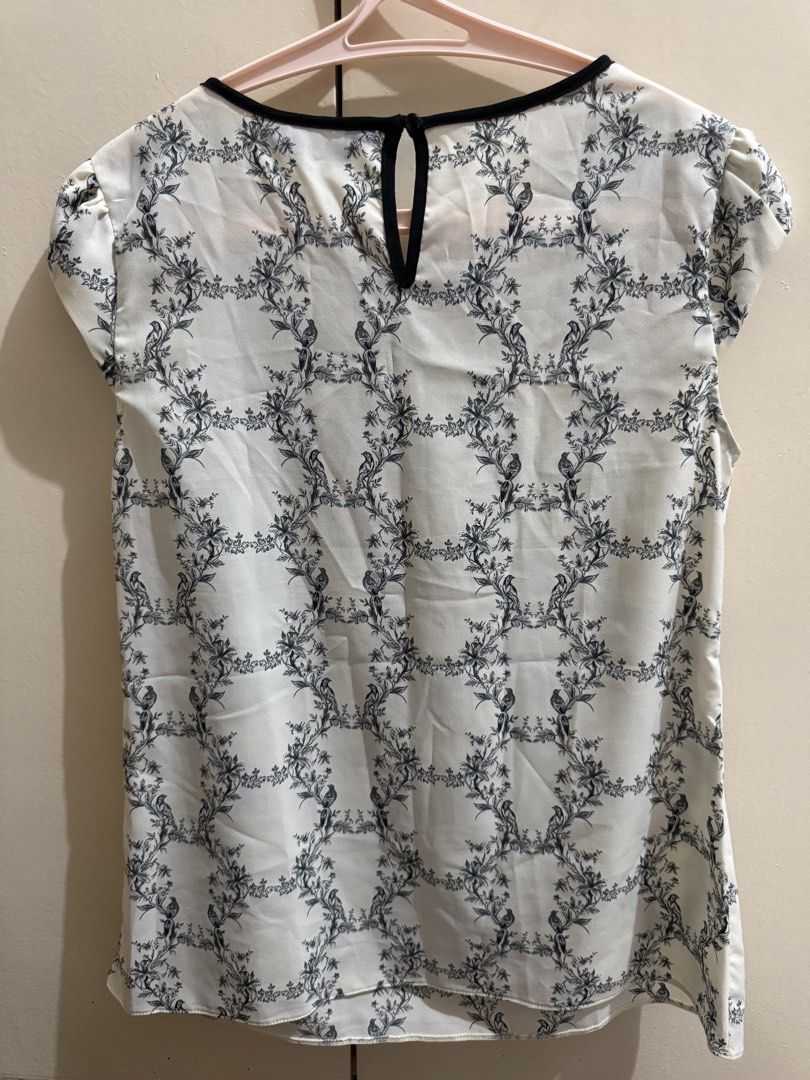 Dorothy Perkins blouse (Category: Blouses) located in Makati City. Submitted by prebykris (Listing ID 1466137957, Image 3). Description: Used once RFS: decluttering.