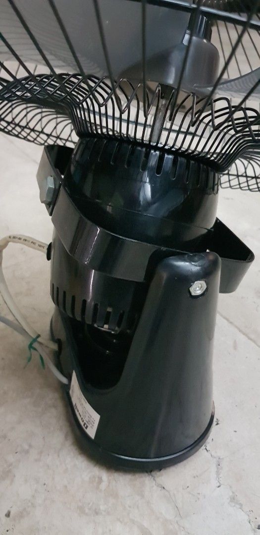 Dowell 16" Orbit Fan Model OF-162 (Category: Fans) located in Makati City. Submitted by walangtubo (Listing ID 1465981479, Image 2). Description: - Brand/Model: Dowell 16-inch Orbit Fan (OF-162) - Color: Sleek black body with grey blades and safety grill - Power: 230V, 60Hz, 65W (Made in the Philippines) - Type: Ceiling-mount style, ideal for homes, offices, or shops - Inclusions: Comes with a separate wall speed regulator knob in plastic wrap - 