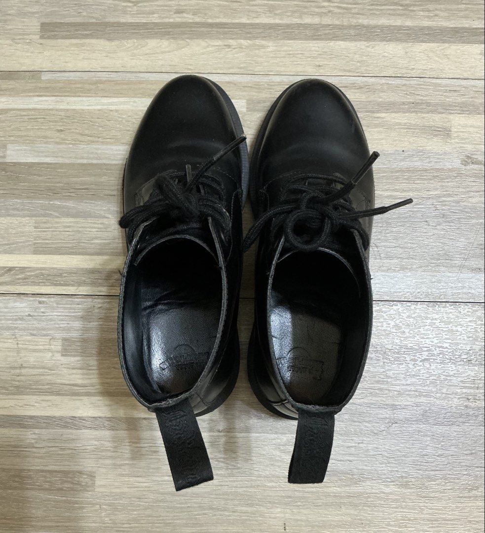 由 hsiangcih1215 (刊登 ID 1466100315，圖片 3) 提交，位於 新北市 (New Taipei) 的 Dr. Martens ✨ 經典黑魂 Emmeline 5孔真皮短靴/踝靴 (類別：女靴)，說明：📐 規格：適合腳長約 23-23.5cm / 材質：天然真皮革、耐磨氣墊大底 ✓ 英國百年鞋履 Dr. Martens 正版正品，專為女性設計的熱銷修身款短靴！ ✓ 告別笨重感！俐落窄版鞋楦與微扁平底設計，視覺拉長腳踝比例，極致顯腿長又顯瘦 ✓ 全黑魂風格（Monochrome）！黑鞋身、黑鞋眼、黑車縫線搭配全黑 AirWair 專利氣墊大底，低調帥氣 ✓ 嚴選頂級拋光平滑硬皮（Polished Smooth Leather），光澤感極美，越穿越有型 ✓ 經典 5 孔踝靴高度，卡在腳踝最纖細處，搭配九分牛仔褲、西裝長褲或工裝褲都百搭俐落 ✓ 整體保存狀況極佳，鞋底防滑刻紋深邃無明顯磨損（詳見實拍圖），內裡鞋墊字樣清晰，皮面有正常微小著用摺痕與微小痕跡，皮質健康有