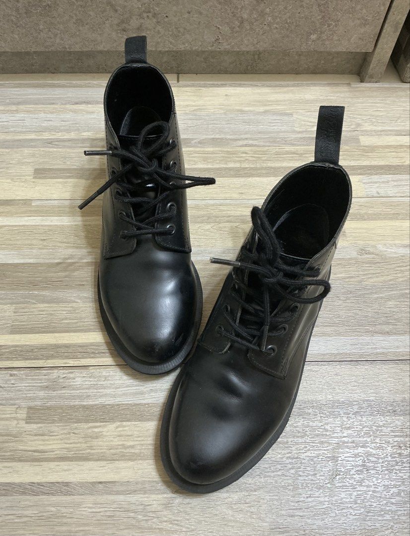 由 hsiangcih1215 (刊登 ID 1466100315，圖片 2) 提交，位於 新北市 (New Taipei) 的 Dr. Martens ✨ 經典黑魂 Emmeline 5孔真皮短靴/踝靴 (類別：女靴)，說明：📐 規格：適合腳長約 23-23.5cm / 材質：天然真皮革、耐磨氣墊大底 ✓ 英國百年鞋履 Dr. Martens 正版正品，專為女性設計的熱銷修身款短靴！ ✓ 告別笨重感！俐落窄版鞋楦與微扁平底設計，視覺拉長腳踝比例，極致顯腿長又顯瘦 ✓ 全黑魂風格（Monochrome）！黑鞋身、黑鞋眼、黑車縫線搭配全黑 AirWair 專利氣墊大底，低調帥氣 ✓ 嚴選頂級拋光平滑硬皮（Polished Smooth Leather），光澤感極美，越穿越有型 ✓ 經典 5 孔踝靴高度，卡在腳踝最纖細處，搭配九分牛仔褲、西裝長褲或工裝褲都百搭俐落 ✓ 整體保存狀況極佳，鞋底防滑刻紋深邃無明顯磨損（詳見實拍圖），內裡鞋墊字樣清晰，皮面有正常微小著用摺痕與微小痕跡，皮質健康有