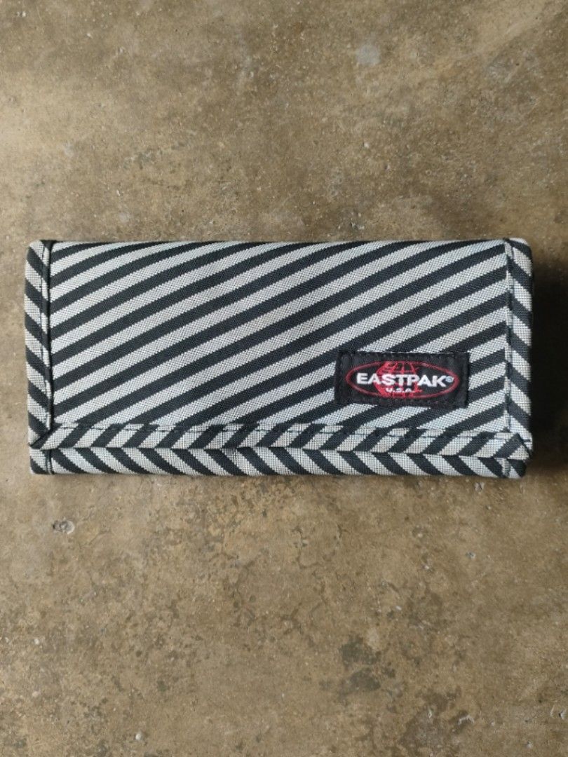 Eastpak US Runner Single Trifold Wallet (Category: Wallets & Card Holders) located in Angeles City. Submitted by thestorageroom (Listing ID 1465990094, Image 1). Description: no issue from us boxes laba lang mukhang bago na offer me for more info +sf.