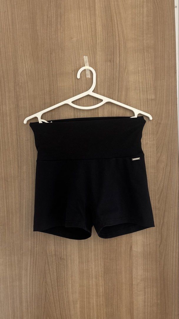 ECHT compression seamless scunch butt-lifting gym shorts (Category: Other Sports Equipment and Supplies) located in Pakil. Submitted by byvera (Listing ID 1466054653, Image 2). Description: .