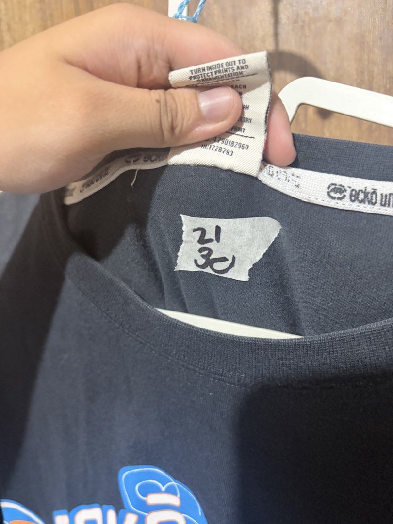 Ecko Unltd NYC Black Graphic T-Shirt (Category: Tshirts & Polo Shirts ) located in Imus. Submitted by frootiloots4103 (Listing ID 1465997585, Image 3). Description: - Brand: Ecko Unltd NYC - Color: Black with blue and orange graphic print - Size: Medium (100% cotton) 21x30 - Details: Branded collar taping, woven lower hem logo patch, small red tag on back collar - Condition: Vintage streetwear, well-maintained OPEN FOR NEGO (best if aspack) 📍Imu