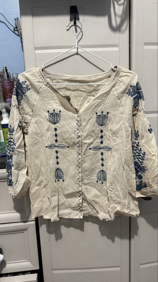 Embroidered Aztec Top (Category: Longsleeves) located in Quezon City. Submitted by dinesaur (Listing ID 1466062151, Image 1). Description: .