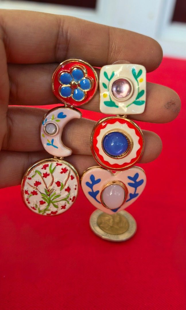 Enamel earings pretty in actual (Category: Earrings) located in Tuguegarao City. Submitted by zenphoenix-7ad615 (Listing ID 1466040047, Image 3). Description: Pretty earings Like new.