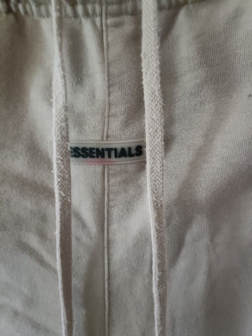 Essential FOG Sweatshort (OFF) (Category: Shorts) located in Las Pinas. Submitted by william_thrift_2023 (Listing ID 1465958602, Image 3). Description: Essential FOG Sweatshort (OFF) Size Large L 18.5 x 15 W Good Condition Issue nyan sa Drawstring may tapyas Solid nito kahit Off ₱250 💵 DM ME 📩📩 laspiñas Loc 📍.