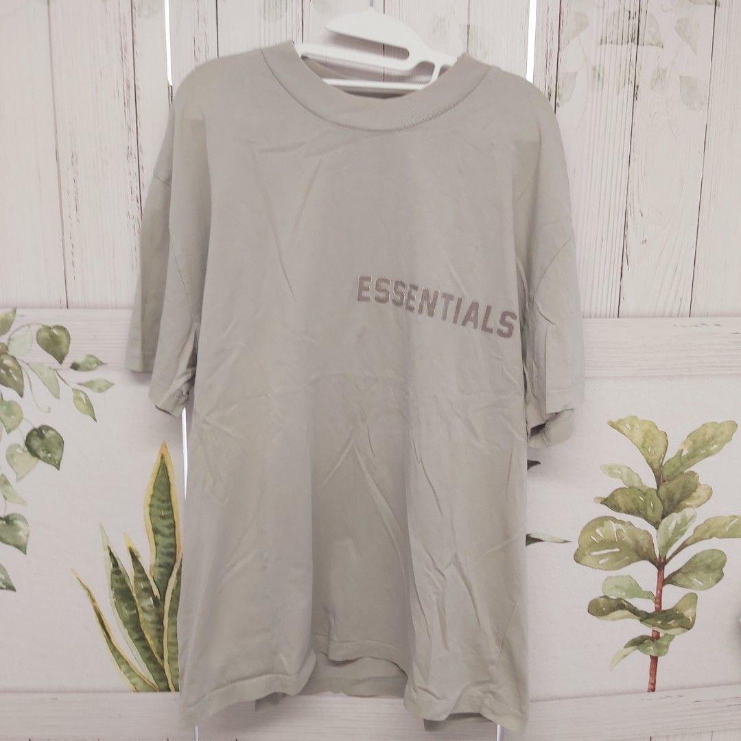 essentials tee （分類：T-shirt、恤衫、有領衫）位於 Hong Kong。 由 hkseller_05 提交（商品編號 1466146807，圖片 2）。簡介： size M 90%NEW SF到付交收。