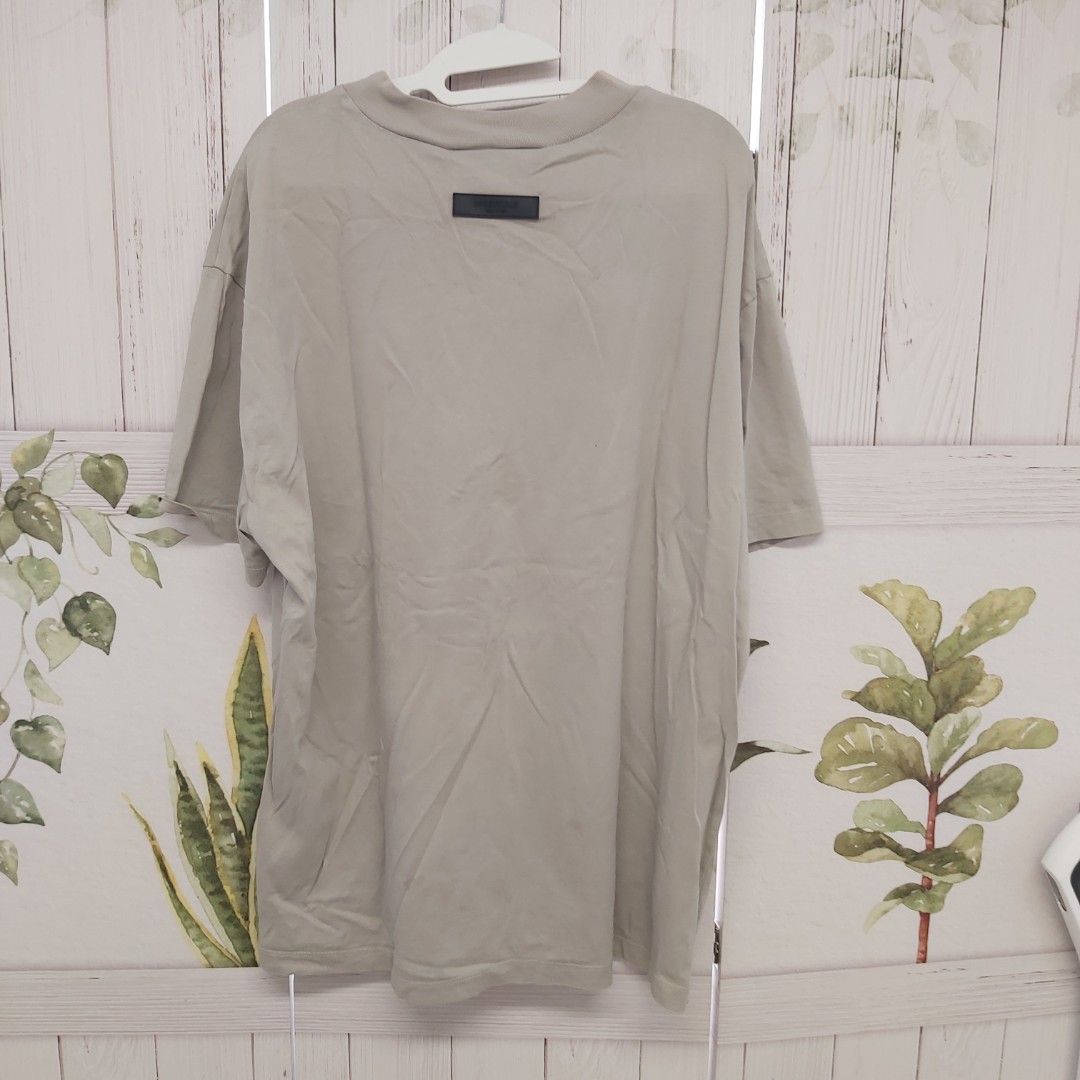 essentials tee （分類：T-shirt、恤衫、有領衫）位於 Hong Kong。 由 hkseller_05 提交（商品編號 1466146807，圖片 3）。簡介： size M 90%NEW SF到付交收。