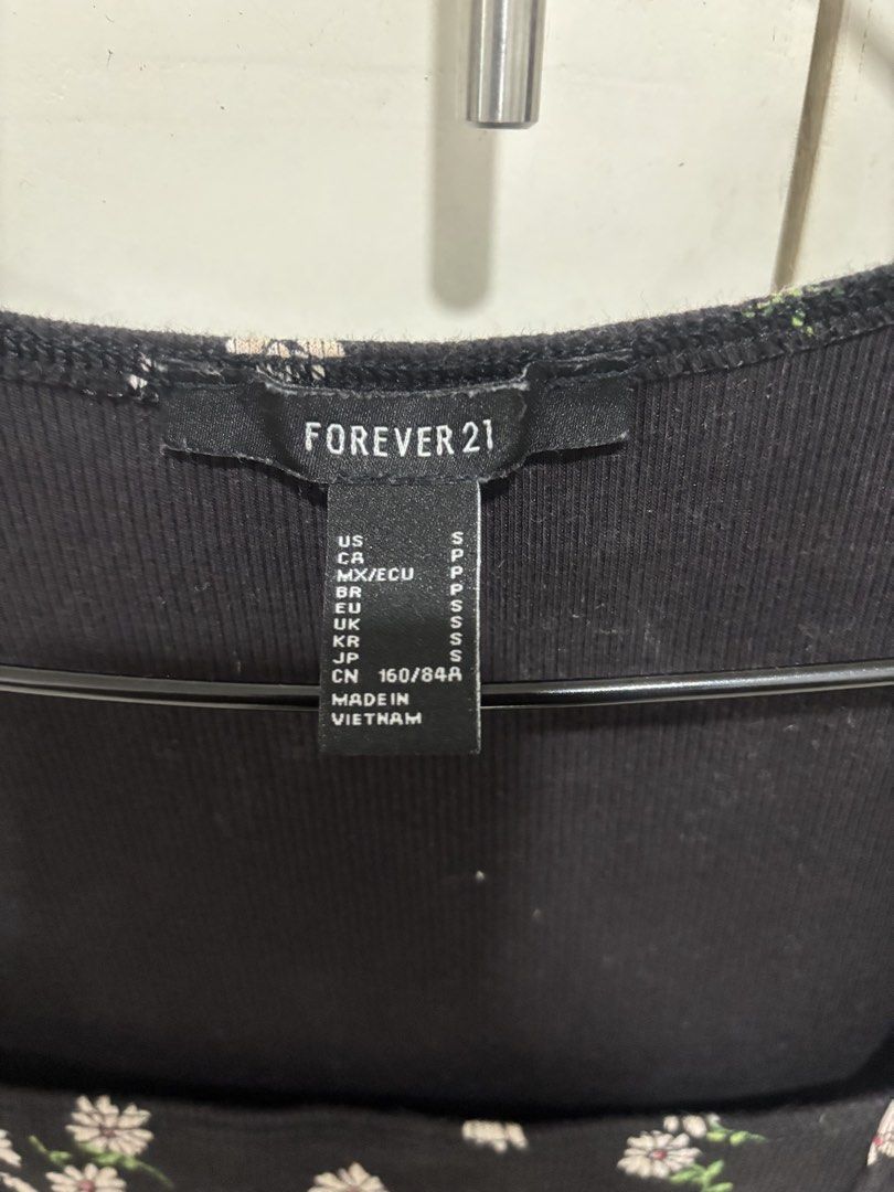 F21 Black Fitted Dress (Category: Dresses) located in Manila. Submitted by archivemae (Listing ID 1466091412, Image 2). Description: - Forever 21 fitted floral black dress - Worn once only - Fits XS-Small - RFS: Decluttering - Delivery care of buyer Send a DM for questions, when worn photos & negotiation 💌.