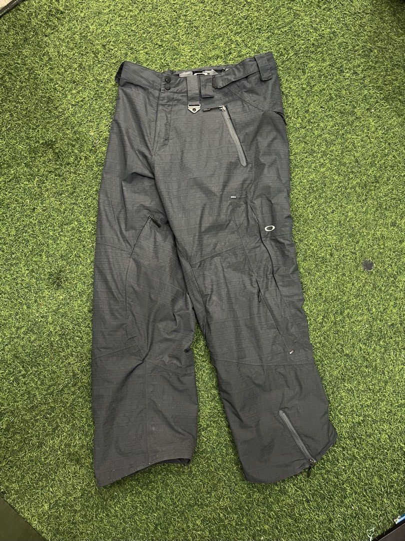 FA2008 Oakley Loose-fit Multi-pocket Layered Technical Ski Pants (Category: Trousers) located in Baguio. Submitted by feelathome (Listing ID 1466112315, Image 2). Description: FA2008 Oakley Loose-fit Multi-pocket Layered Technical Ski Pants Tag size: Medium Loose-fit Waistline: 32-38 Outseams: 43” Thighs: 14” Leg opening: 11” Minor scratches issue 1,875php Free nationwide shipping. Read the description and check all photos carefully before buying