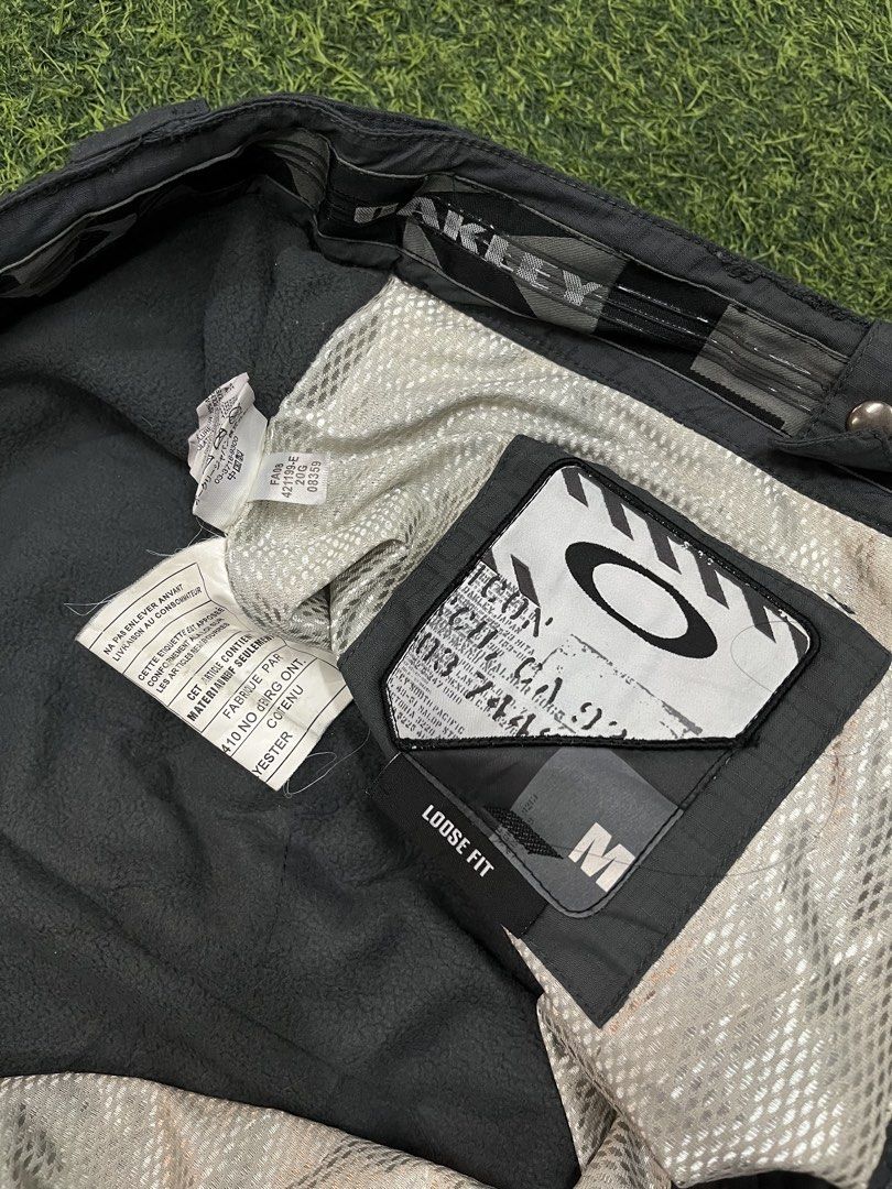 FA2008 Oakley Loose-fit Multi-pocket Layered Technical Ski Pants (Category: Trousers) located in Baguio. Submitted by feelathome (Listing ID 1466112315, Image 3). Description: FA2008 Oakley Loose-fit Multi-pocket Layered Technical Ski Pants Tag size: Medium Loose-fit Waistline: 32-38 Outseams: 43” Thighs: 14” Leg opening: 11” Minor scratches issue 1,875php Free nationwide shipping. Read the description and check all photos carefully before buying