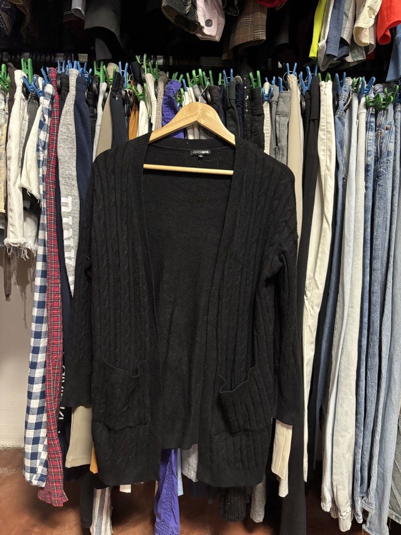 fashionnova cardigan (Category: Coats, Jackets and Outerwear) located in Pila. Submitted by isabelasthriftclothes (Listing ID 1466086672, Image 1). Description: .