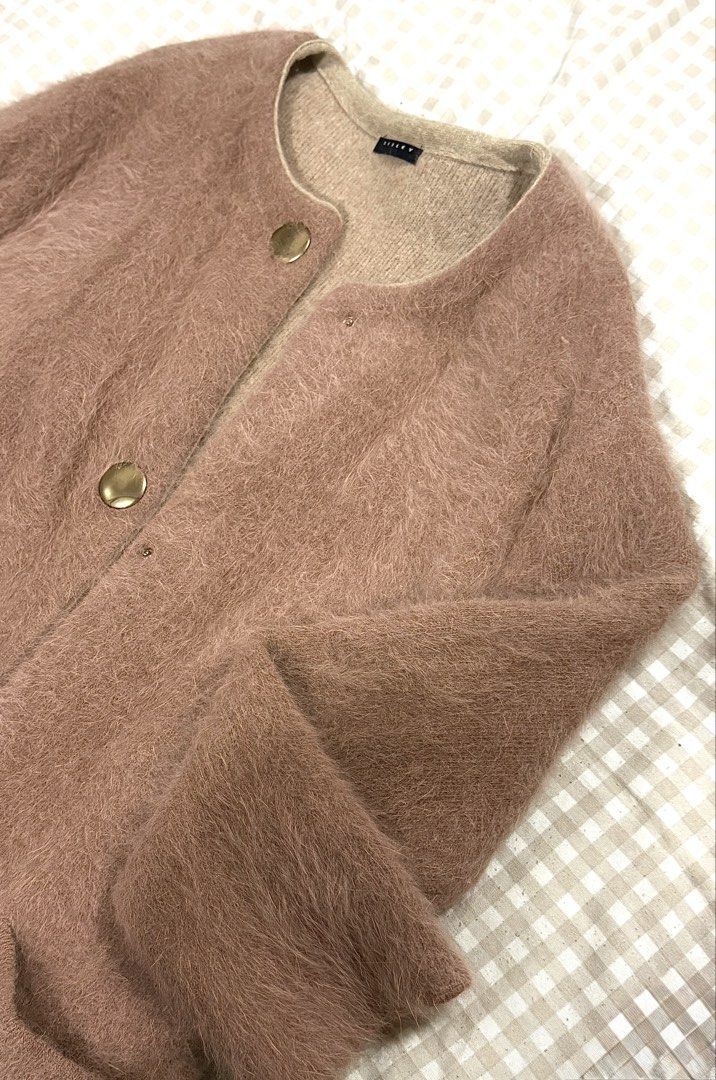 Faux Fur Coat (Med size) (Category: Coats, Jackets and Outerwear) located in Agdangan. Submitted by curatedreloveph (Listing ID 1466124200, Image 2). Description: Personal Preloved Perfect for your winter trips ❄️✈️ PM me for more photos.