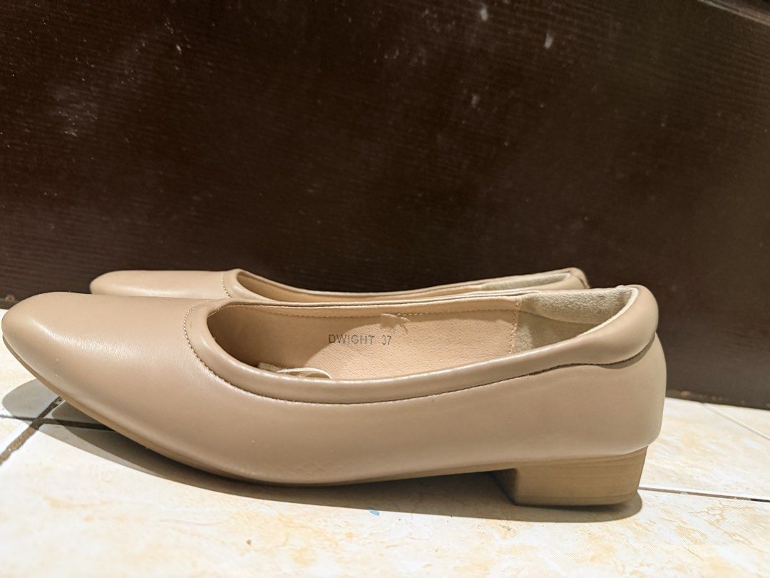 Figlia Dwight Nude Flats Size 37 (Category: Flats & Sandals) located in Manila. Submitted by julyna459 (Listing ID 1466007819, Image 2). Description: - Brand: Figlia (Model: Dwight) - Size: 37 - Color: Versatile nude - Style: Slip-on flats with low heels - Comfort: Cushioned insoles for all-day wear - Condition: Clean inside and out - Ideal for: Daily use or work outfits.